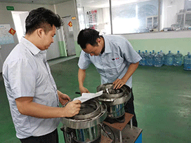 設計人員在指導裝配