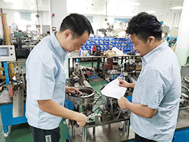 研發(fā)人員在指導裝配