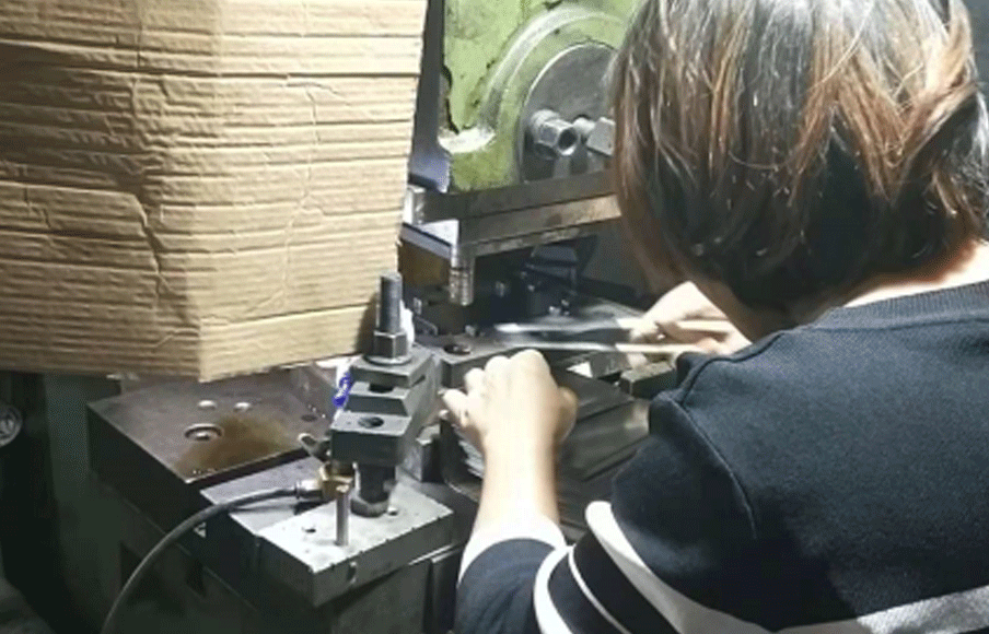 沖床全自動(dòng)送料機(jī)---五金行業(yè)應(yīng)用案例