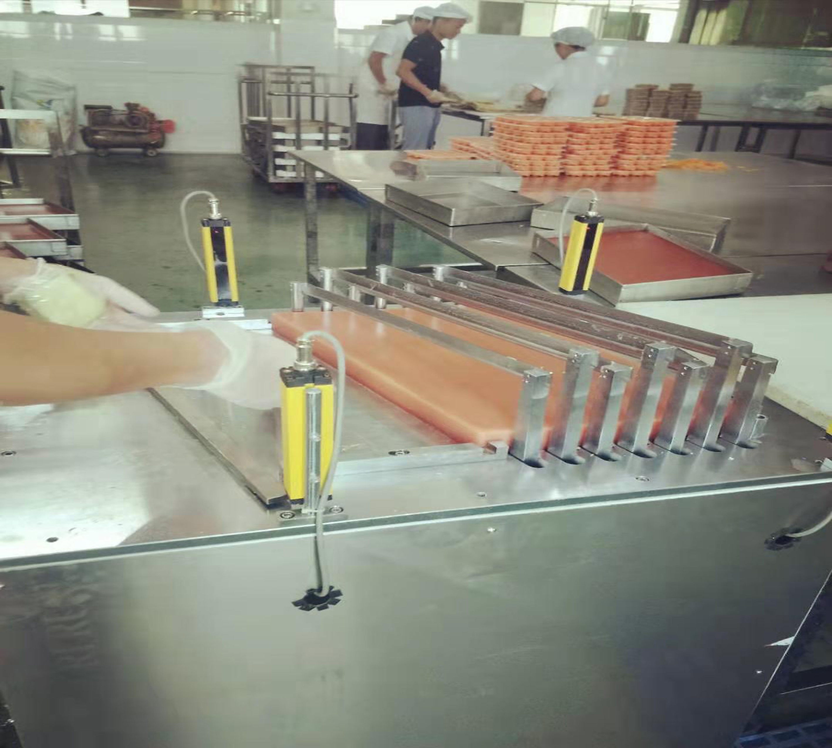 半自動(dòng)切糕機(jī)