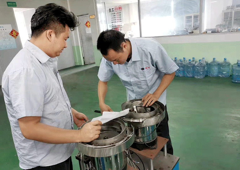 設(shè)計(jì)人員在指導(dǎo)裝配