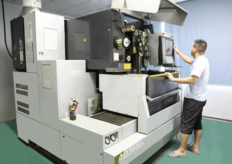 沙迪克慢走絲加工車間一角