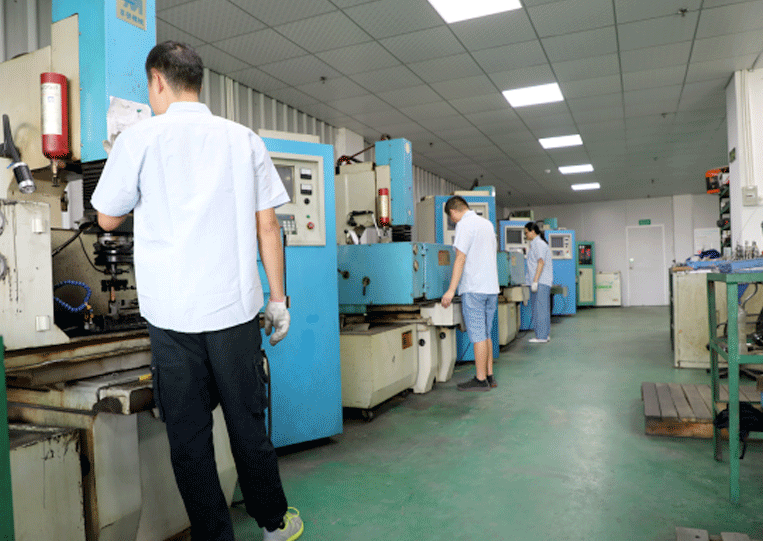 電火花放電加工車間一角