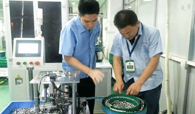 2)董總親自指導(dǎo)客戶使用及維護(hù)方法 2)董總親自指導(dǎo)客戶使用及維護(hù)方法