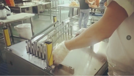 半自動(dòng)切糕機(jī)客戶使用生產(chǎn)中 半自動(dòng)切糕機(jī)客戶使用生產(chǎn)中